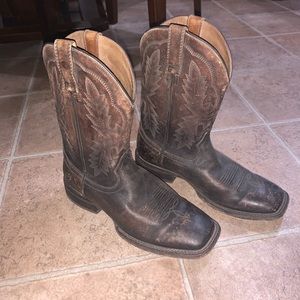 These are ARIAT MEN'S CIRCUIT DAYWORKER DISTRESSED BROWN BOOTS in a size 9.5D.